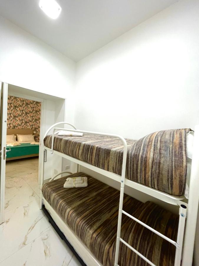 Virgy House Bed & Breakfast เนเปิลส์ ภายนอก รูปภาพ